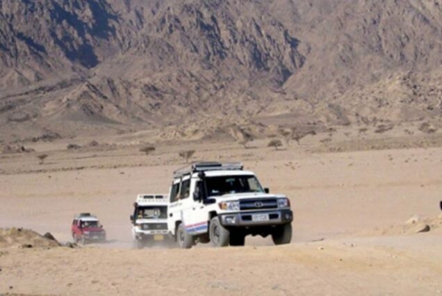 WÜSTENTOUR IN HURGHADA MIT JEEP 4×4 UND KAMELRITT